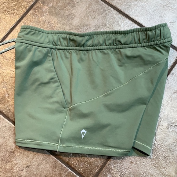 Ivivva green shorts in excellent condition - Picture 4 of 4